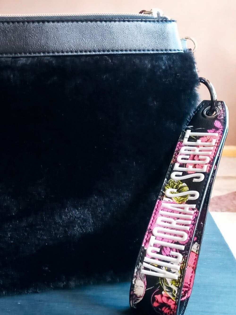 💗Victoria’s Secret Faux Fur Stud Large Wristlet/Clutch Handbag w/Floral Strap💗